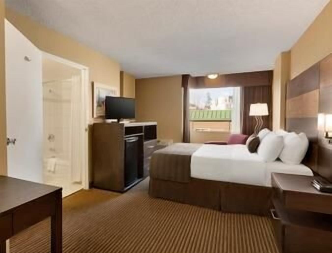 غرفة قياسية بسرير كوين لذوي الإعاقة، Days Inn by Wyndham Calgary South 3/4