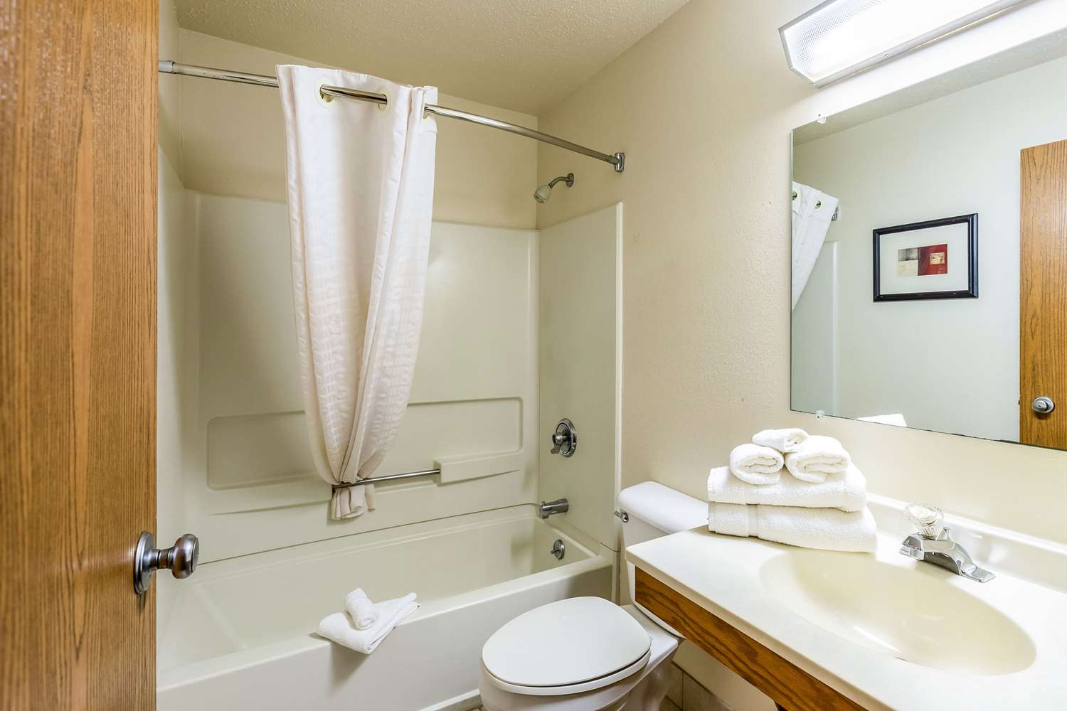 غرفة بسرير كوين، Econo Lodge Inn & Suites Auburn, MI 4/5