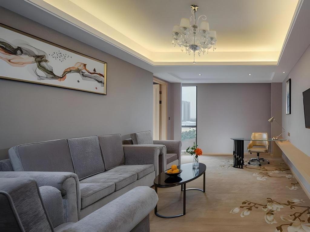 Vienna Hotel (Zhongshan Xiaolan High Speed Railway Station) 37/59