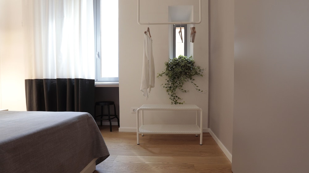 DELUXE, DOUBLE OR TWIN BED