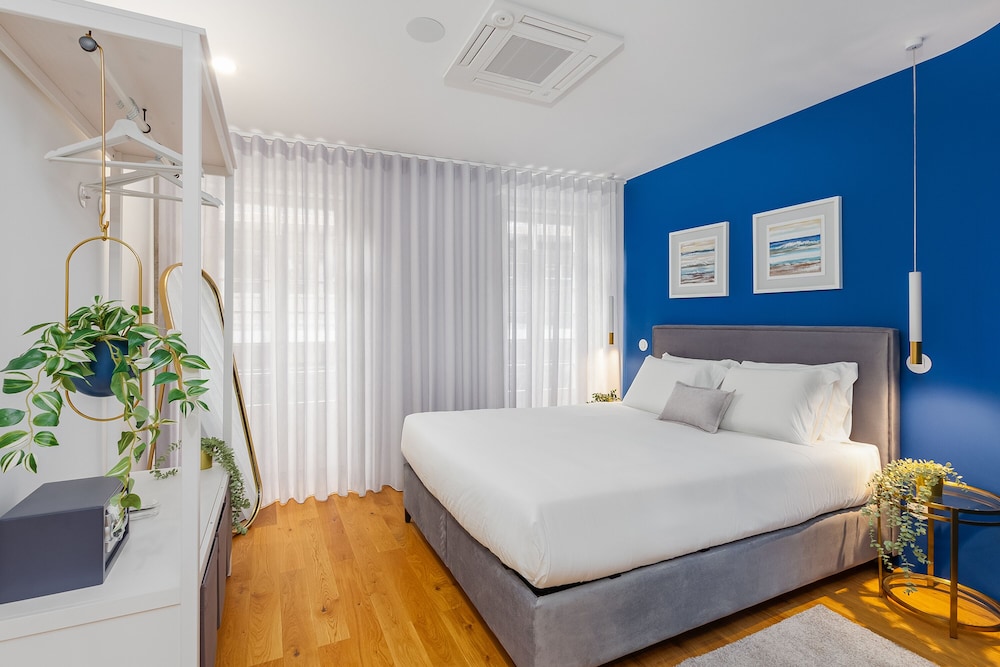 DELUXE, STUDIO, SUITE