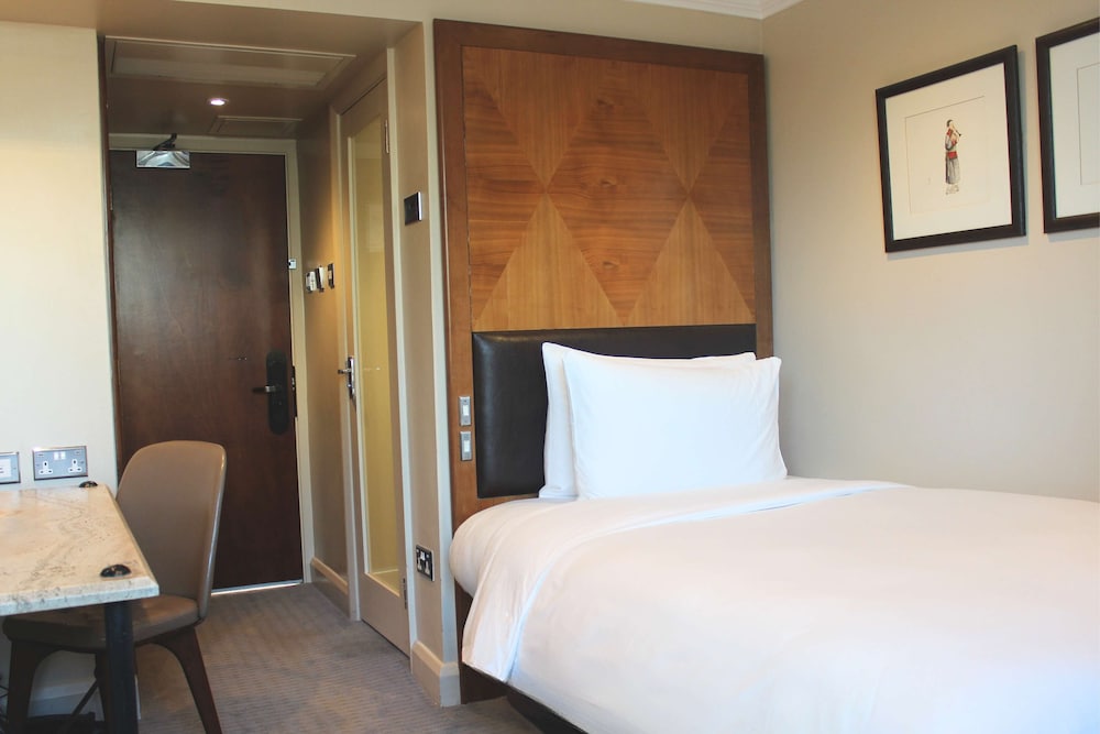 ROOM, SINGLE