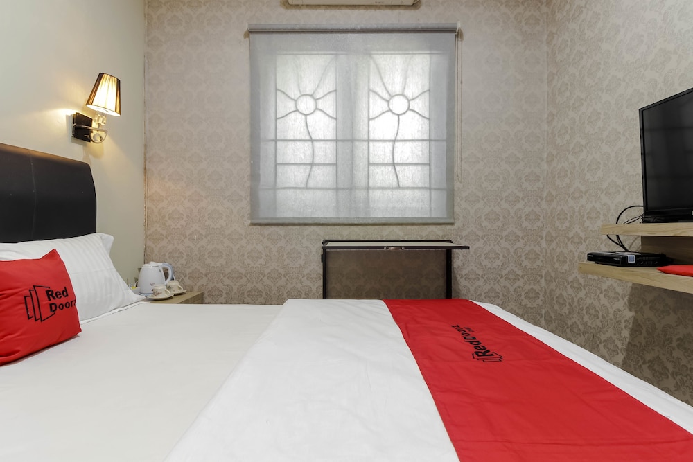 Reddoorz Plus Near Lippo Cikarang Mall 17/21