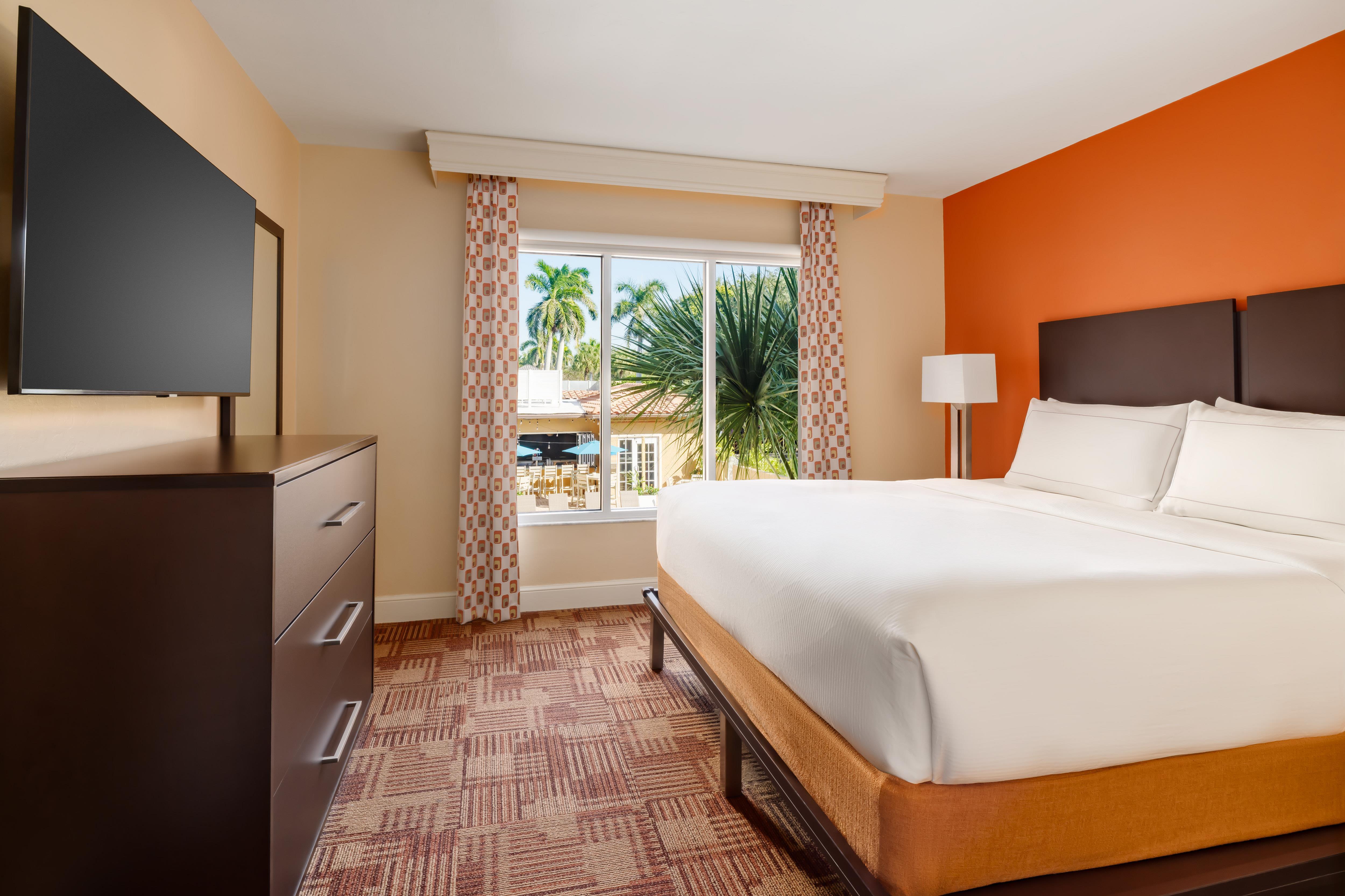 1 BEDROOM, SUITE, KING BED, SOFA, BALCONY