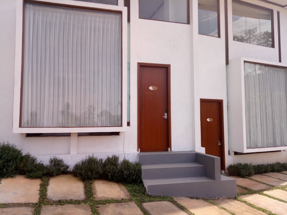 Townhouse Oak Hotel Pondokan Tjiburial 6/18