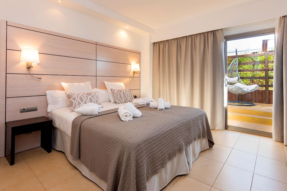 غرفة سوبيريور ديلوكس بسريرين منفصلين بشرفة، Hotel Puchet Ibiza 4/10