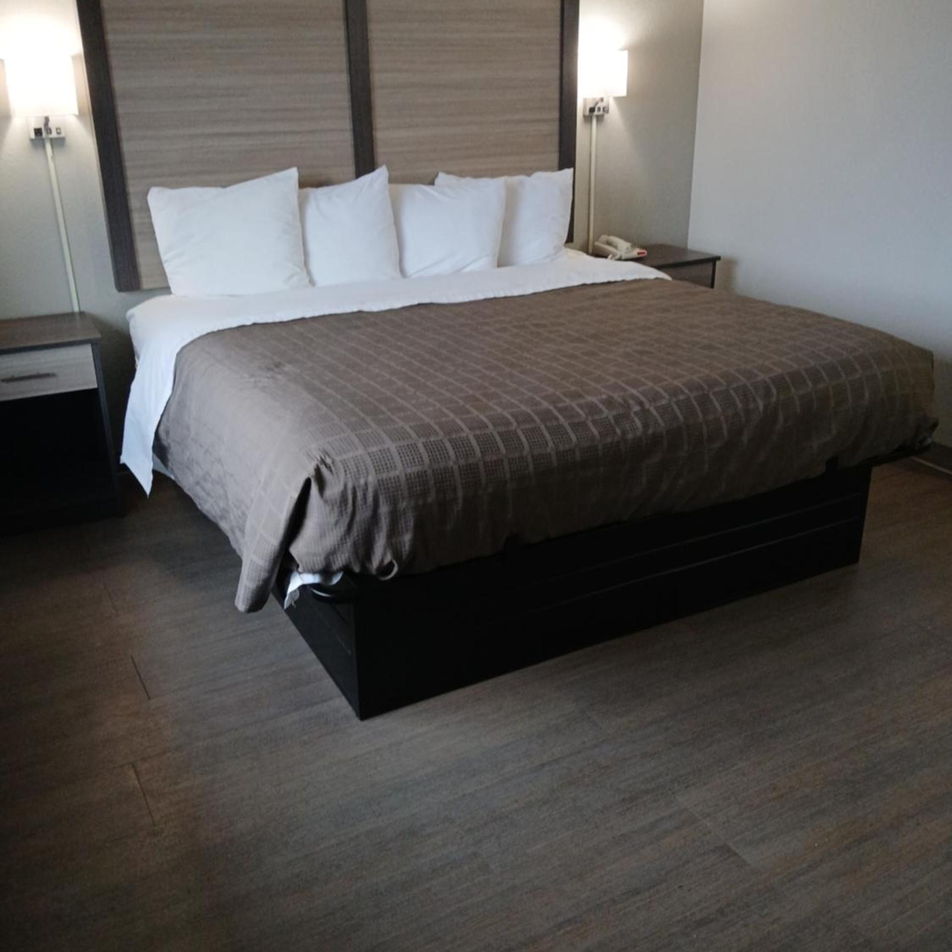 جناح بسرير كينج، Bridgeview Inn 5/10