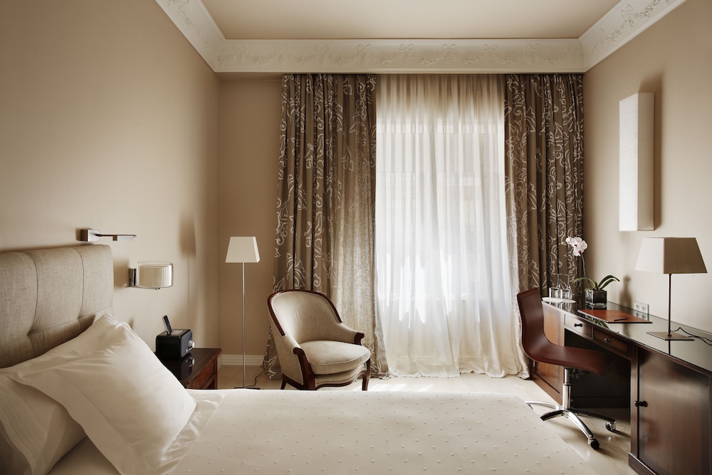 ROOM, DOUBLE BED