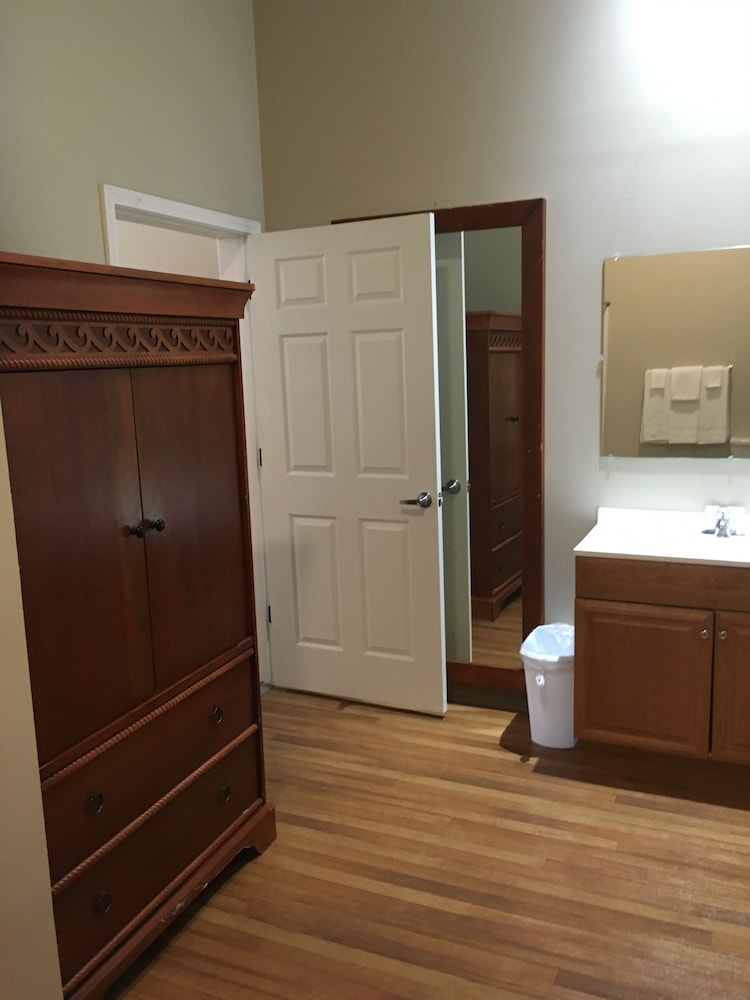 Rolling Hills Lodge 18/19