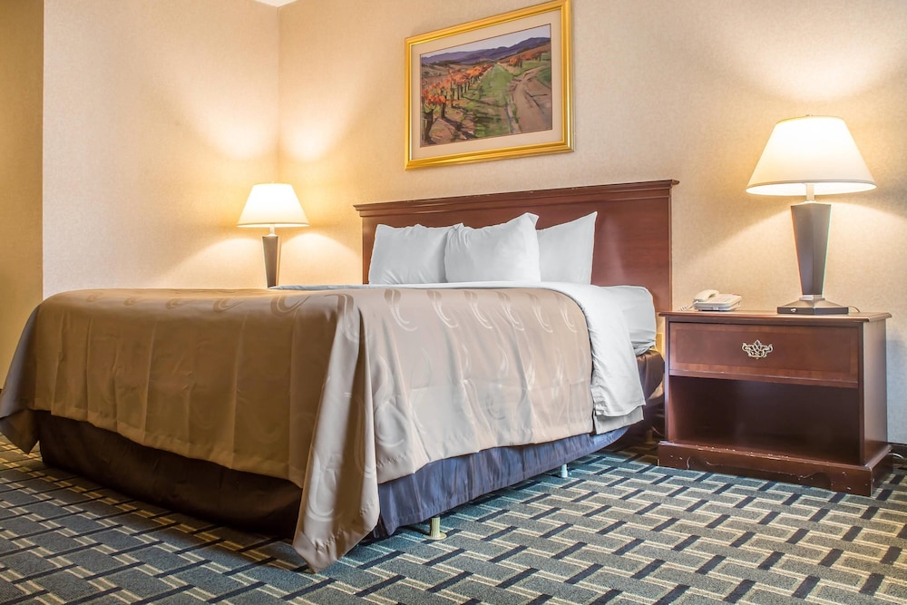 Quality Inn Suites Palm Island Indoor Waterpark 24/67