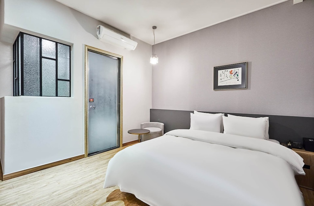 Boom Tourist Hotel 6/20