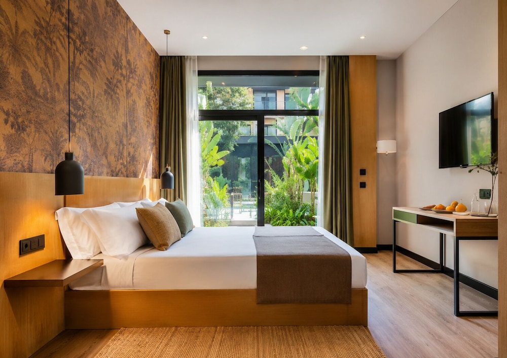 Deluxe, Queen Bed, Garden Area, Accessible