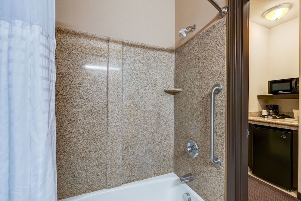 Comfort Inn And Suites 28/29