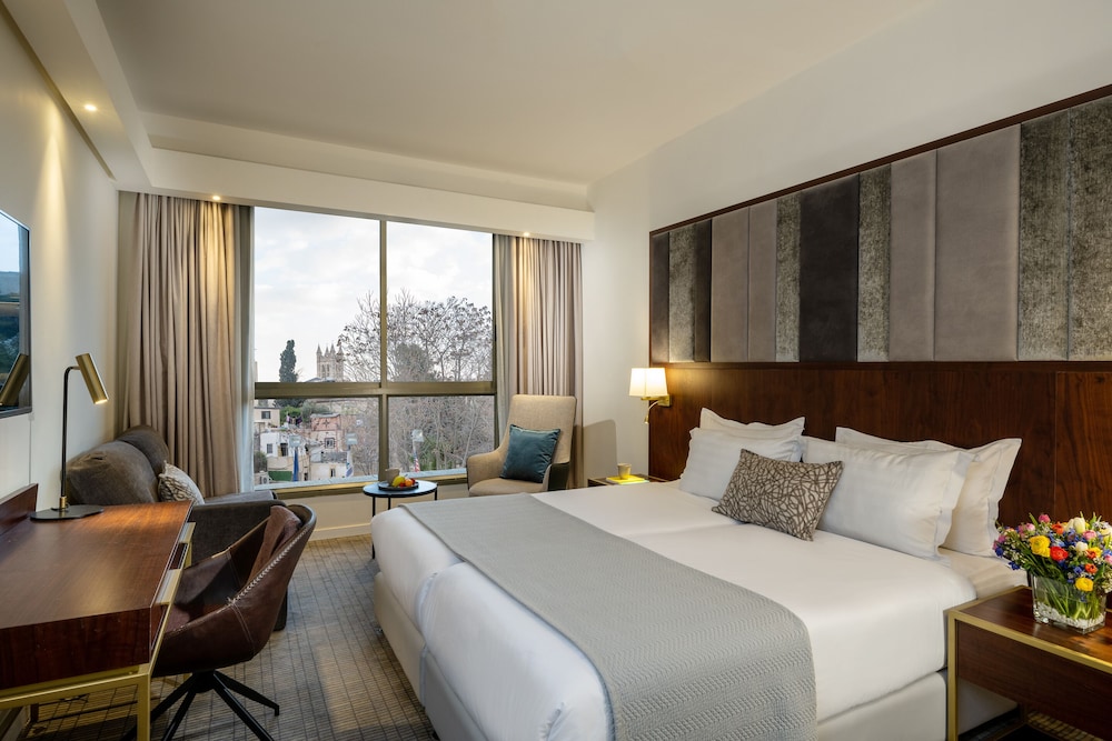 PRIME, DELUXE, QUEEN BED, SOFA