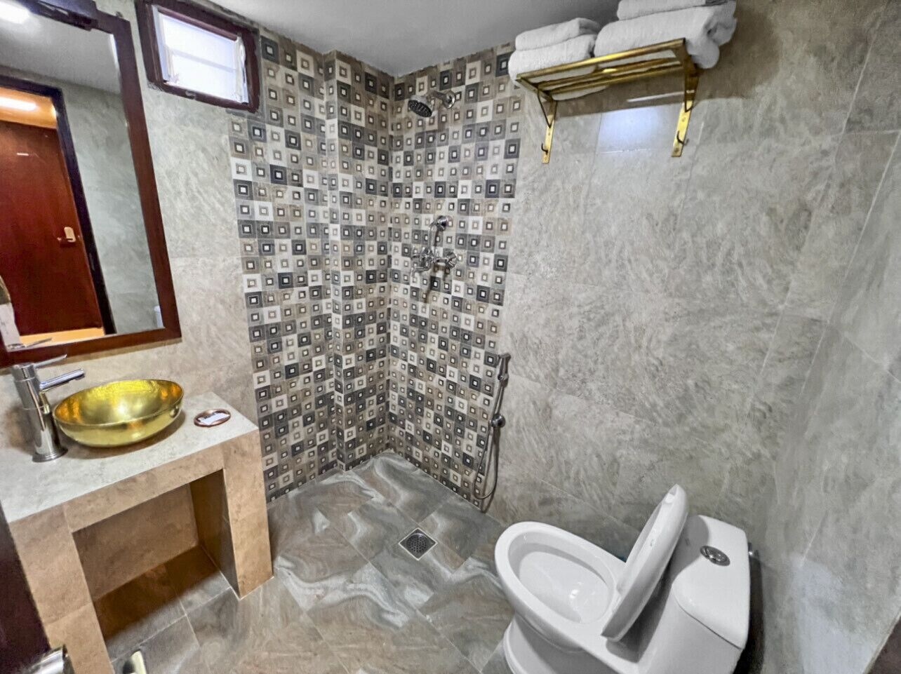 JUNIOR SUITE, KING BED, PRIVATE BATHROOM, SOFA