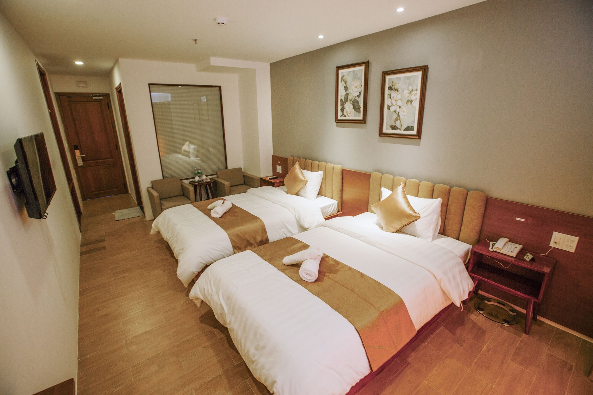 DELUXE, DOUBLE OR TWIN BED