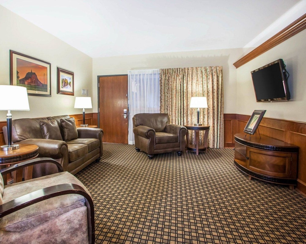 Quality Inn and Suites Ames Conference Center Near ISU Campus 29/48