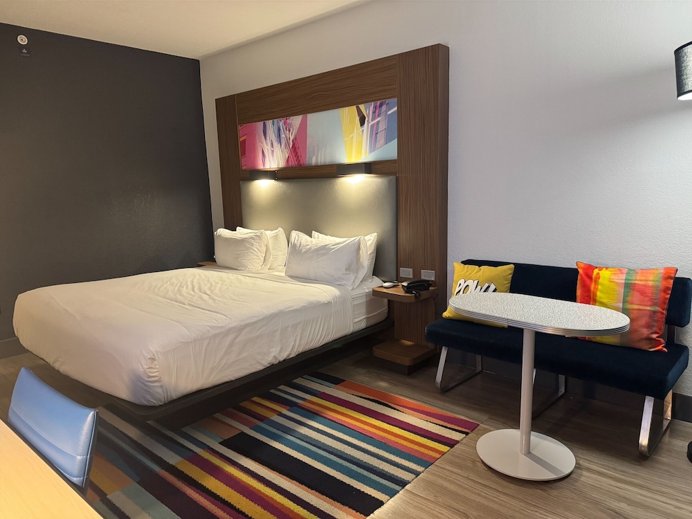 ROOM, KING BED, ACCESSIBLE