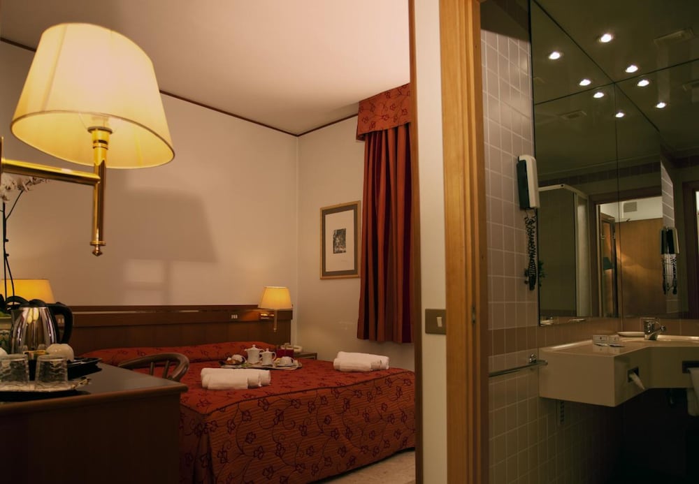 Augustus Hotel 28/29