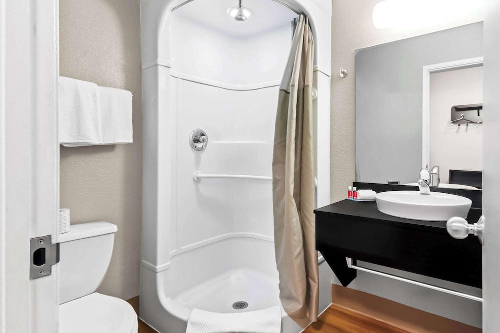 غرفة قياسية بسرير كوين، Econo Lodge Idaho Falls, ID 8/9