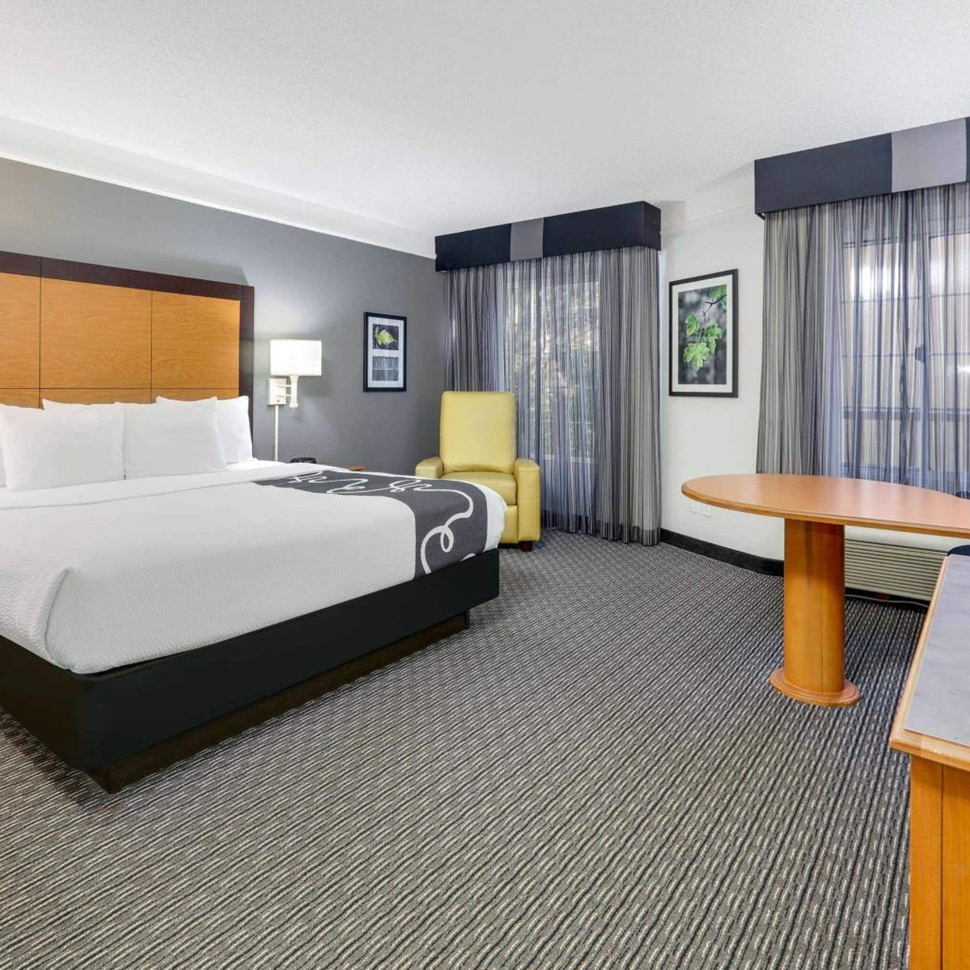 Room, King Bed, Pool Side