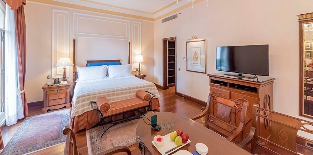 THE OBEROI GRAND 32/81