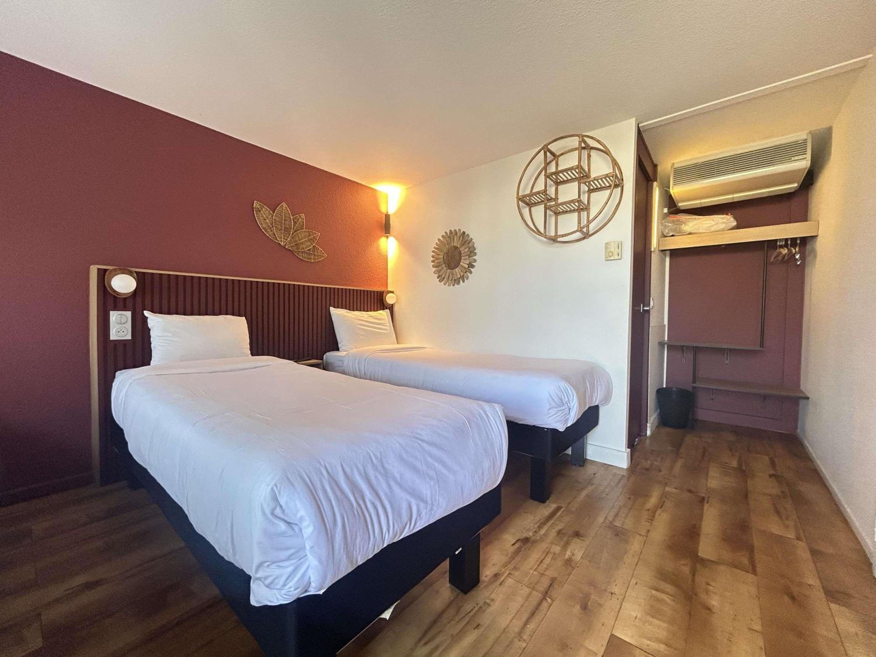 Pop, Family, 1 Queen and 3 Single Beds، greet Hotel Belleville en Beaujolais A6 3/10