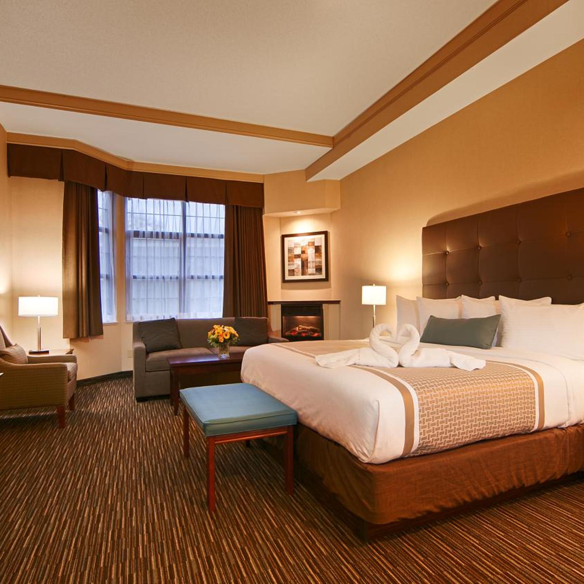 Room, King Bed, Hot Tub, East Wing