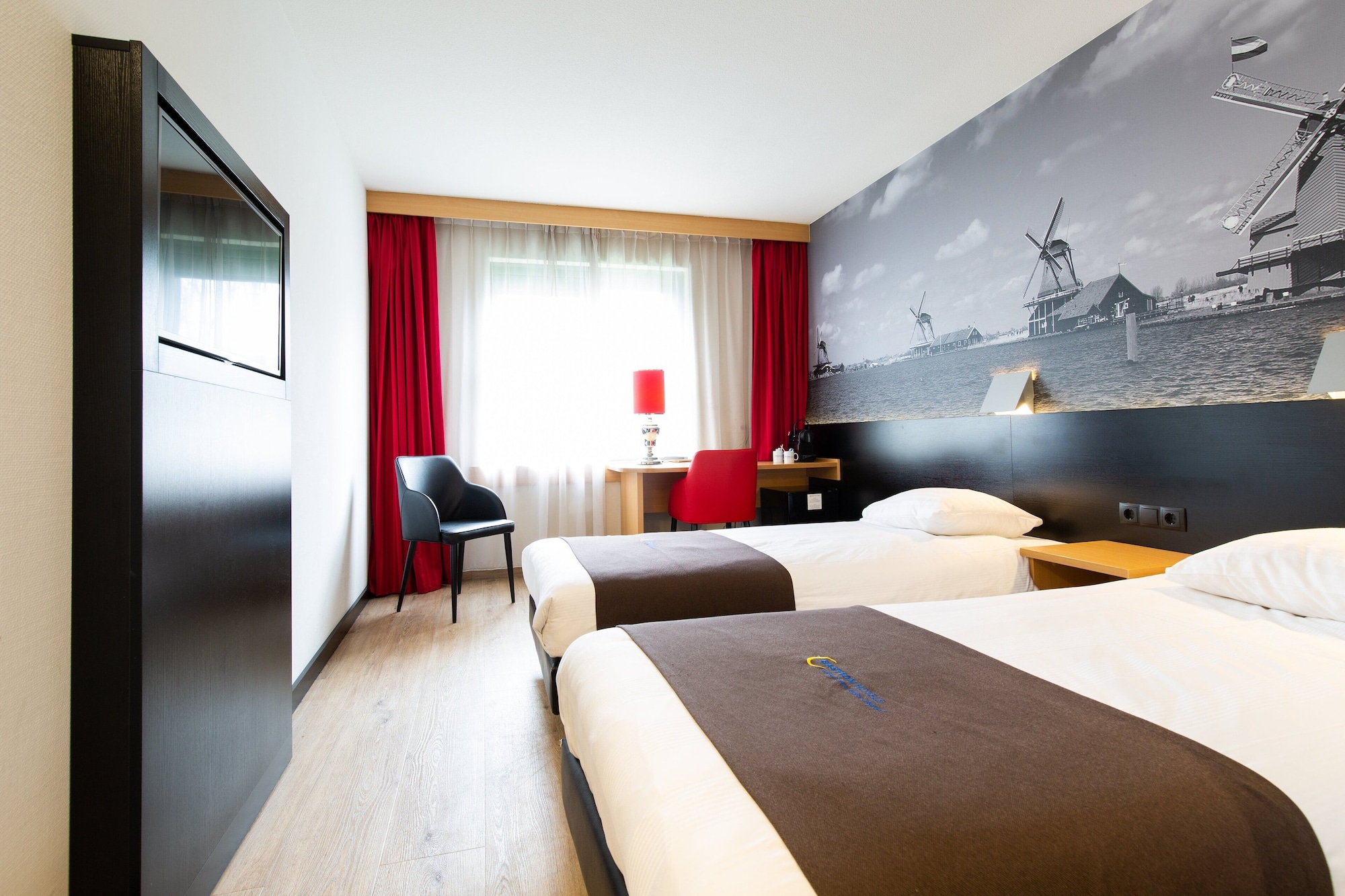 COMFORT, TWIN BEDS