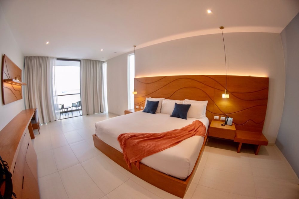 SUPERIOR, KING BED, OCEAN VIEW
