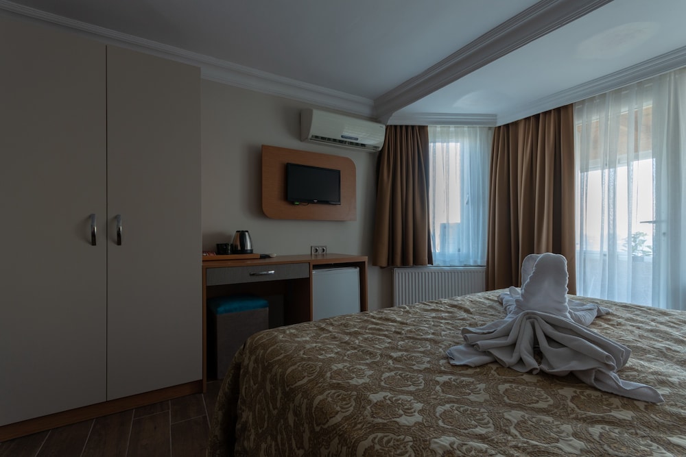 ROOM, TRIPLE, SEA VIEW, BALCONY