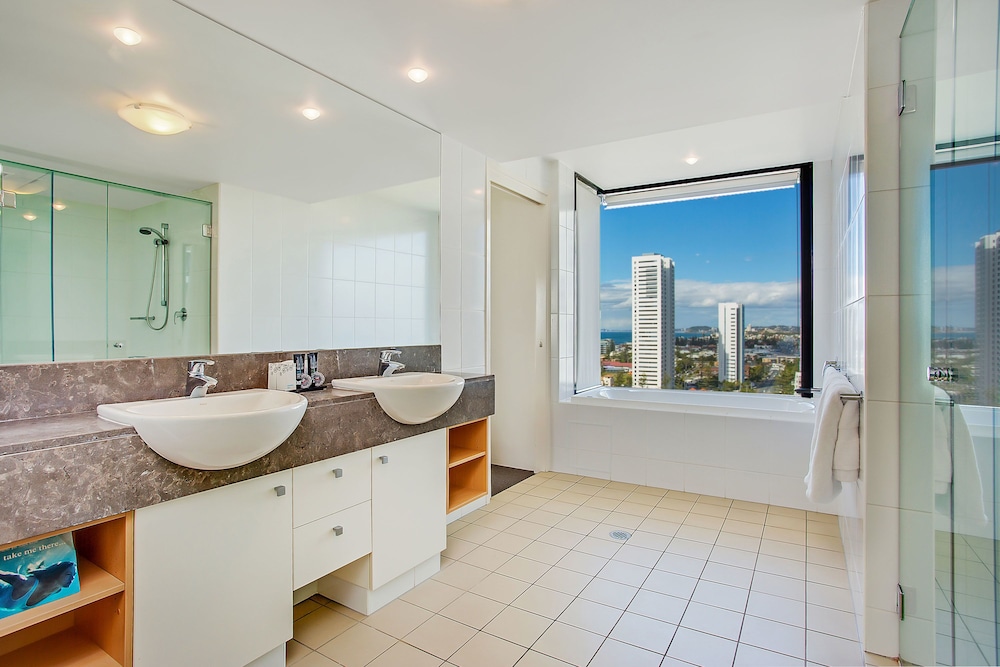 Mantra Broadbeach on the Park 12/70