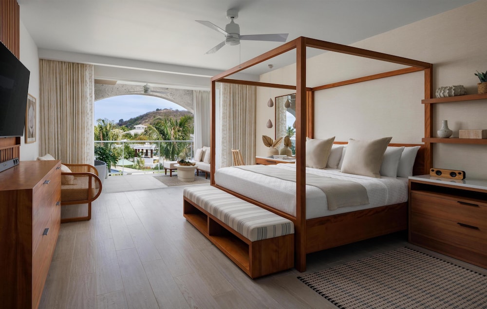 Ladies, Club, Tranquility, Suite, King Bed, Balcony, Bathtub