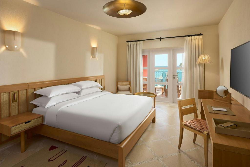 Guest Room, Premium, King Bed, Partial Sea View, Balcony or Terrace, Accessible