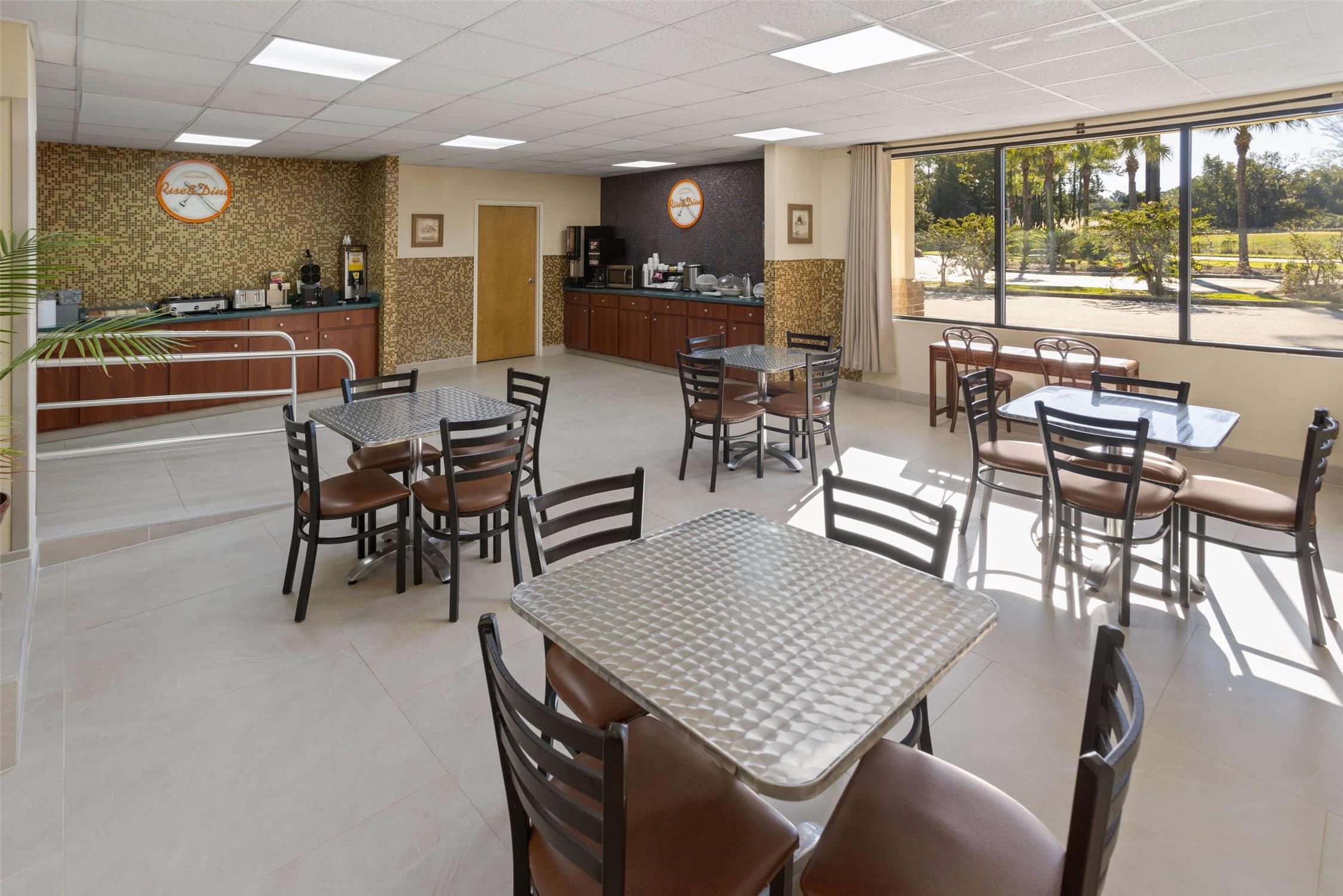Howard Johnson by Wyndham Savannah GA 16/27