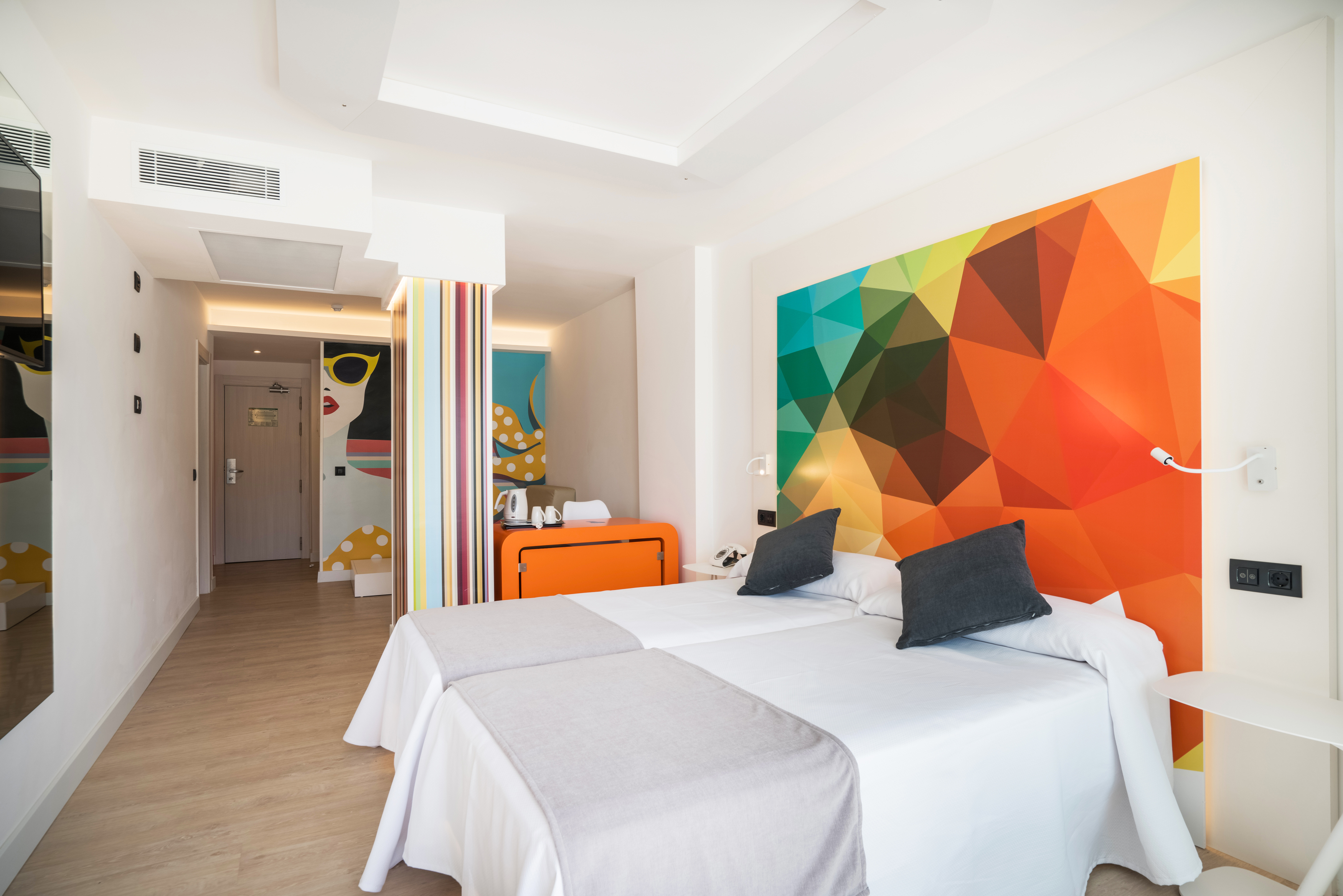 غرفة سوبيريور بسرير مزدوج بإطلالة على المسبح بحوض استحمام، Thb Naeco Ibiza - Adults Only 4/9