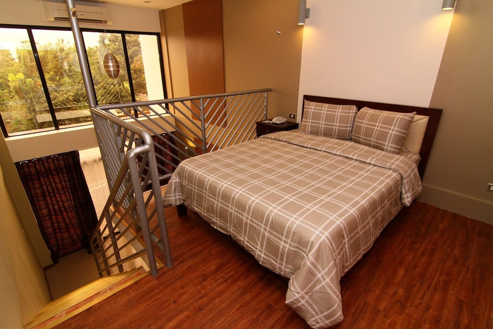Uptown Condotel 23/73