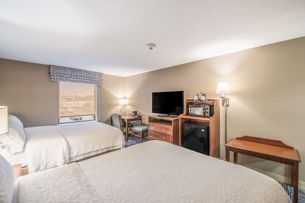Hampton Inn Greenfield 8/36