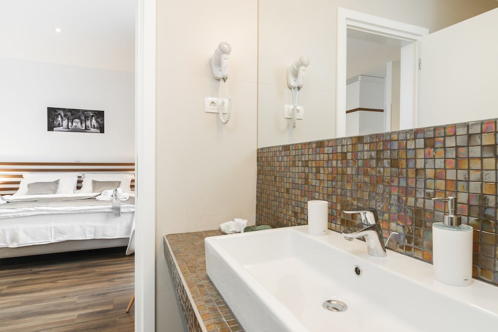 Prima Luxury Rooms 68/71