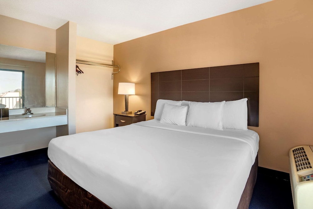 Econo Lodge Inn and Suites Resort Rehoboth Beach 23/42