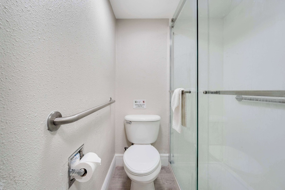 غرفة بسرير كينج لذوي الإعاقة، Quality Inn and Suites Airport Cruise Port Hollywood 10/10