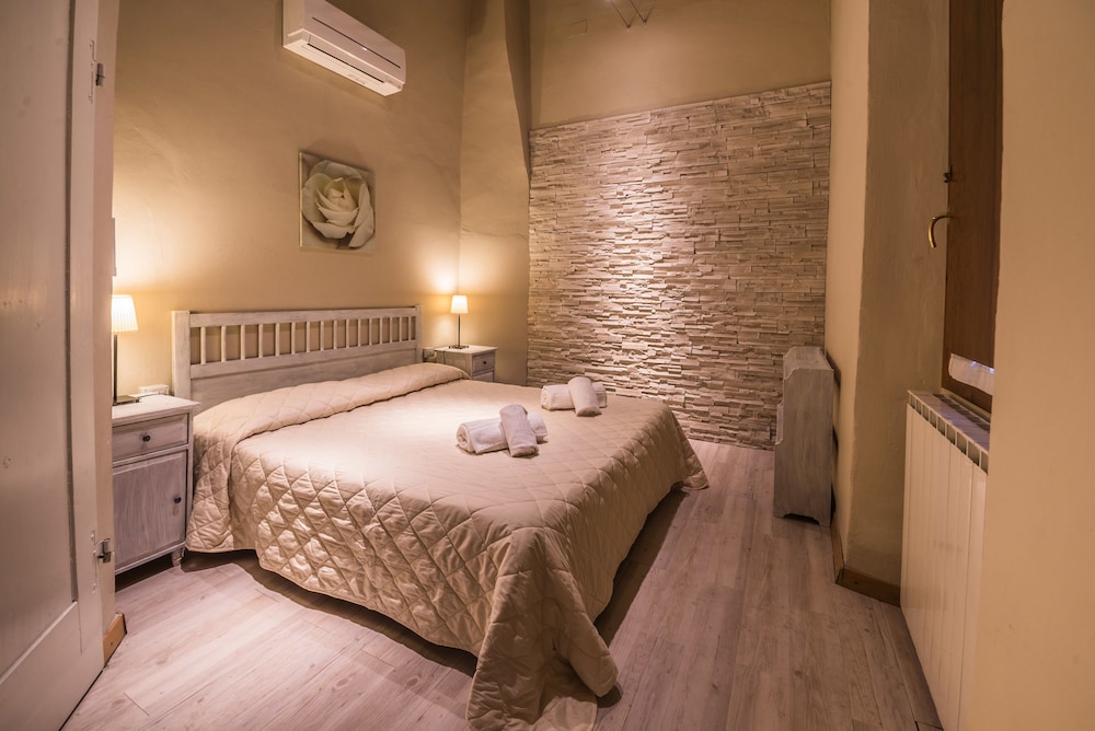 A Few Steps to The Duomo Enchanting 2BD Apt 7/19