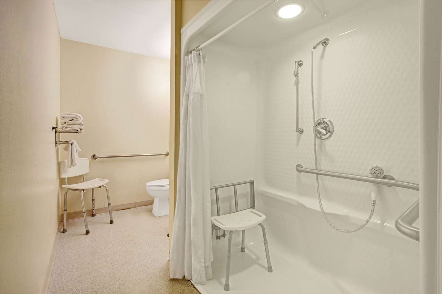 Microtel Inn and Suites by Wyndham Atlanta Airport 24/25