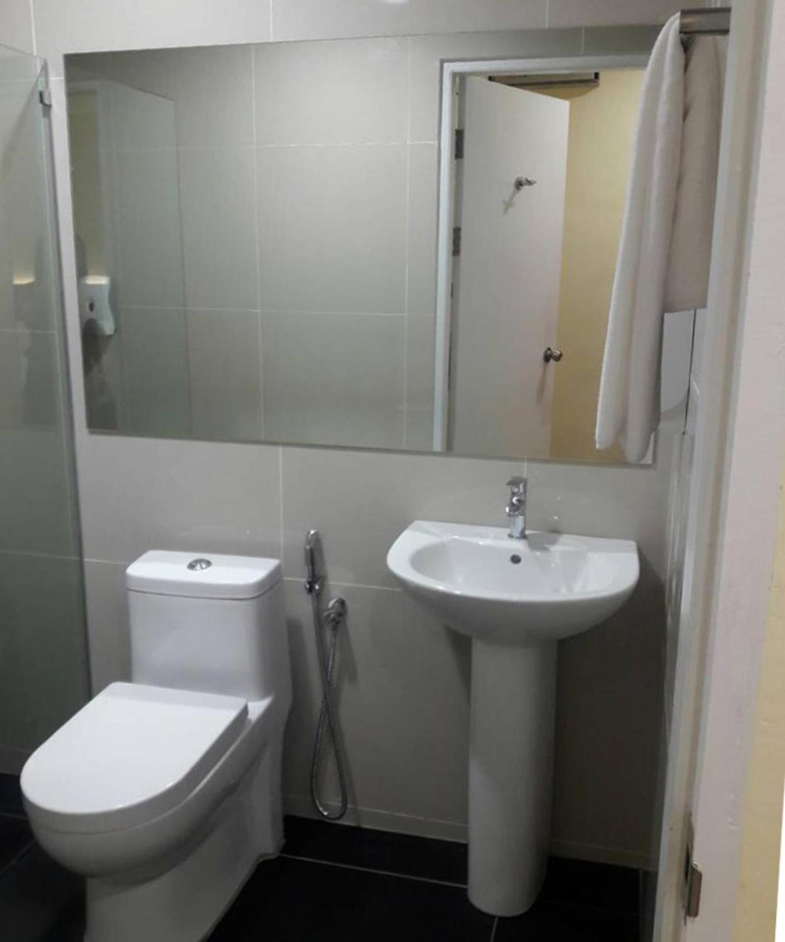 Emart Hotel (Riam) Sdn Bhd 48/50
