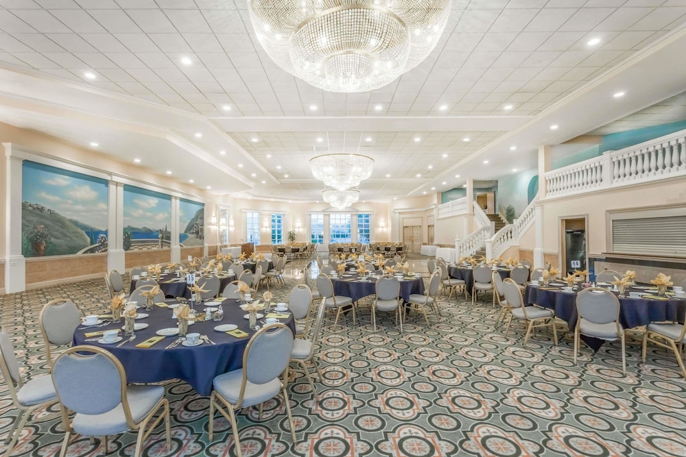 Ramada by Wyndham Hammond Hotel & Conference Center 28/42