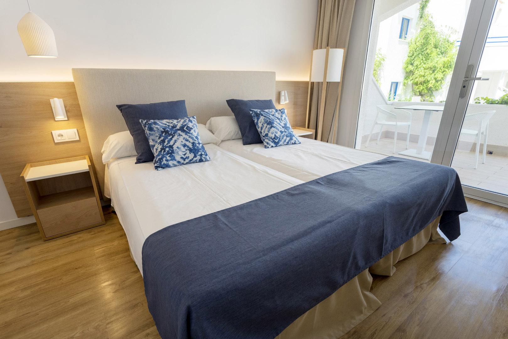 Standard, Double Bed, Pool View, Balcony or Terrace
