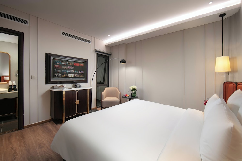 Le Premier Hotel & Rooftop Bar 15/50