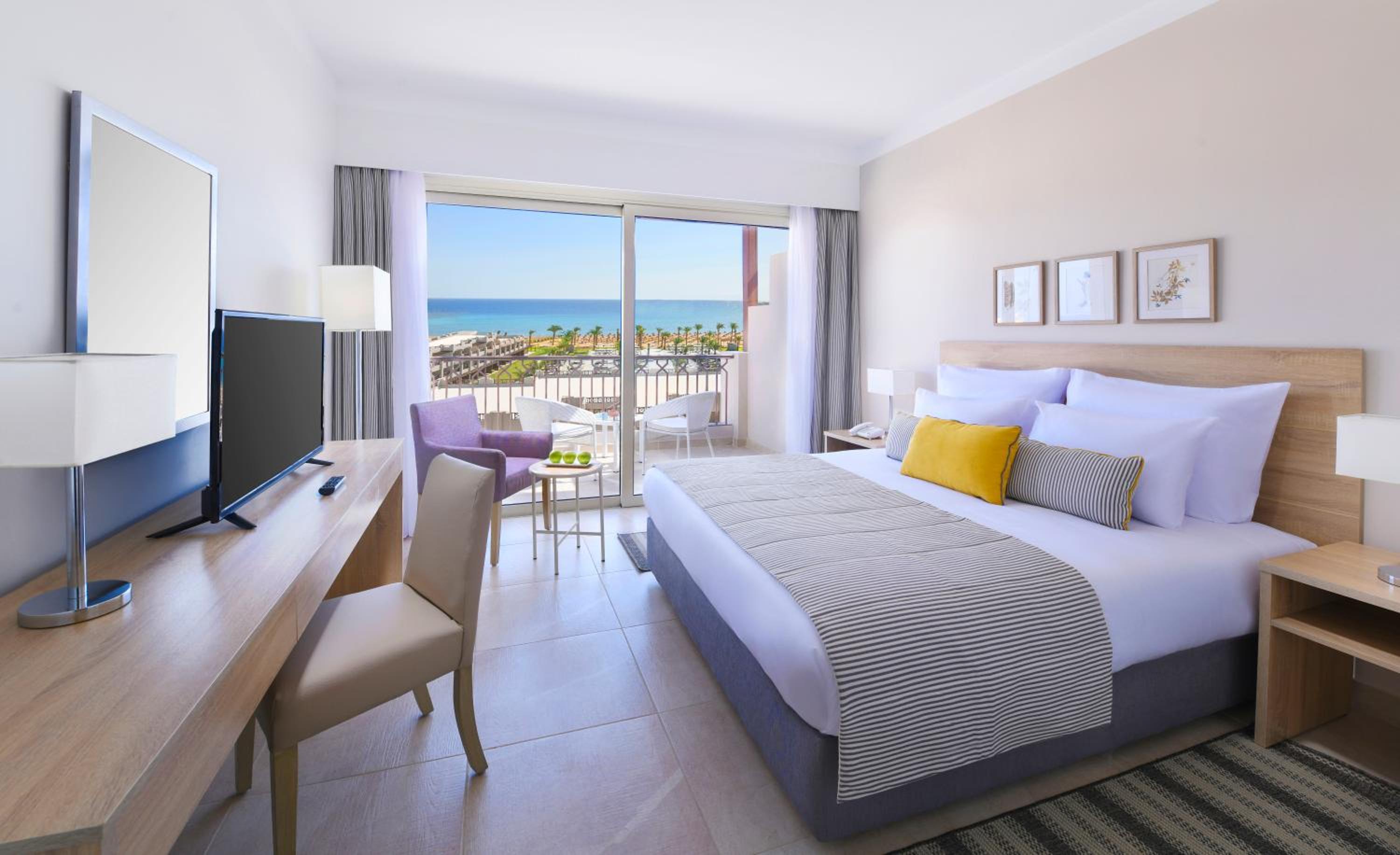 Superior, Queen Bed, Pool and Sea View
