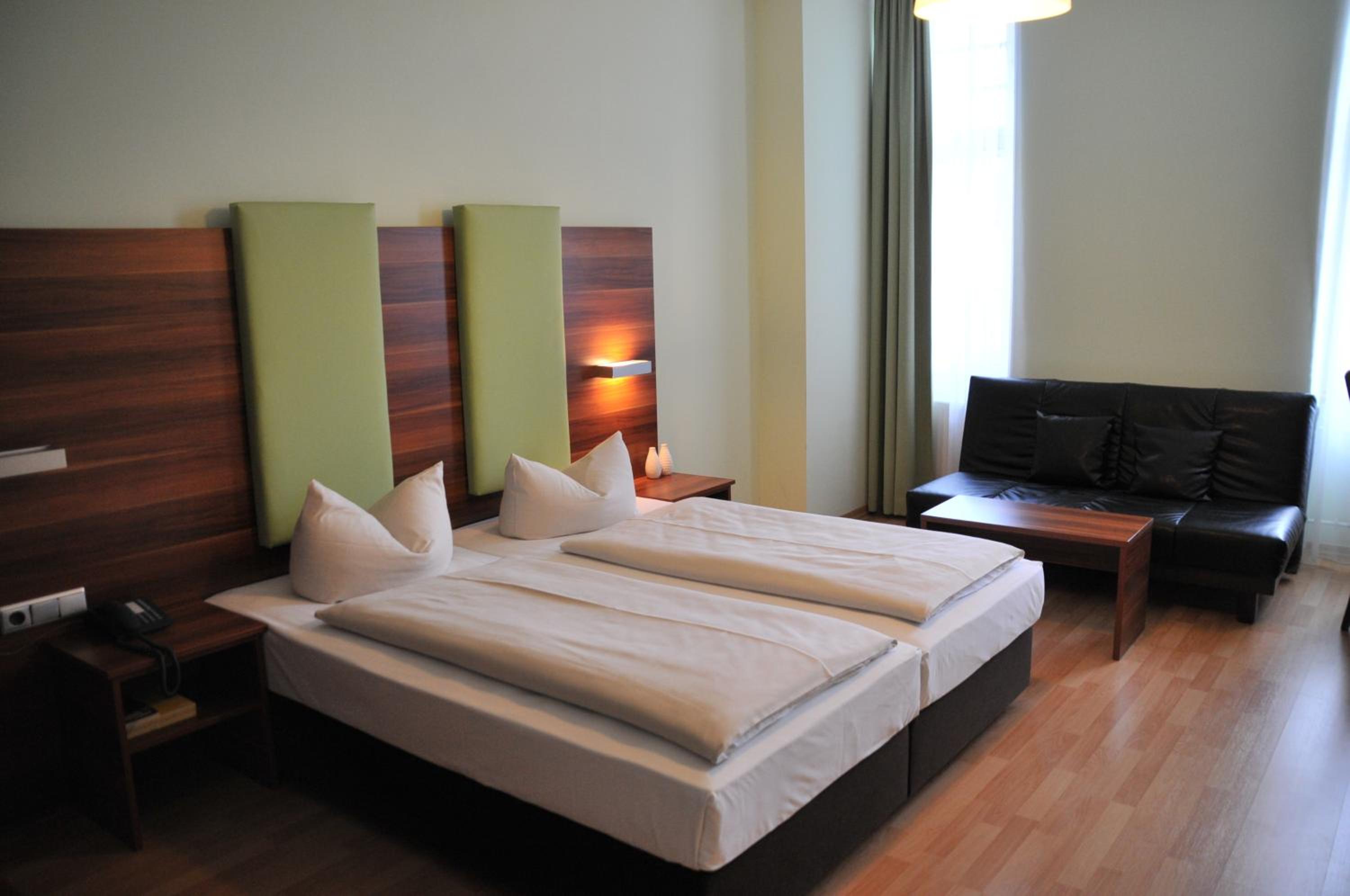 غرفة رباعية بسريرين منفصلين مع أريكة، Arthotel Munich 2/6