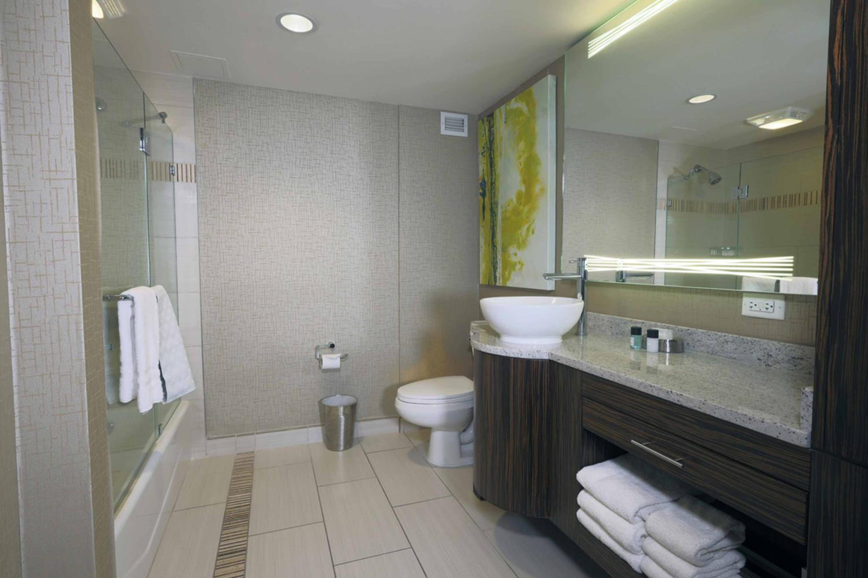 Deluxe, 2 Queen Beds, Golden Nugget Biloxi 2/2
